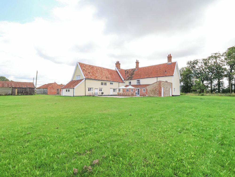 South Grange House - Sleep 16