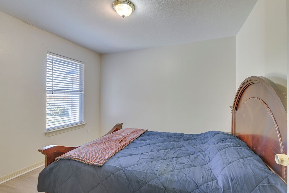 Family Friendly 3 Bedroom 2 bath Home