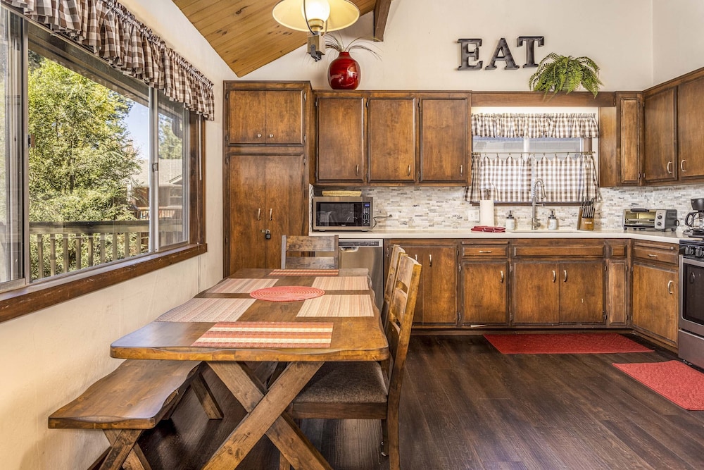 1 Mi to Slopes: Big Bear Ski Haven w/ Hot Tub