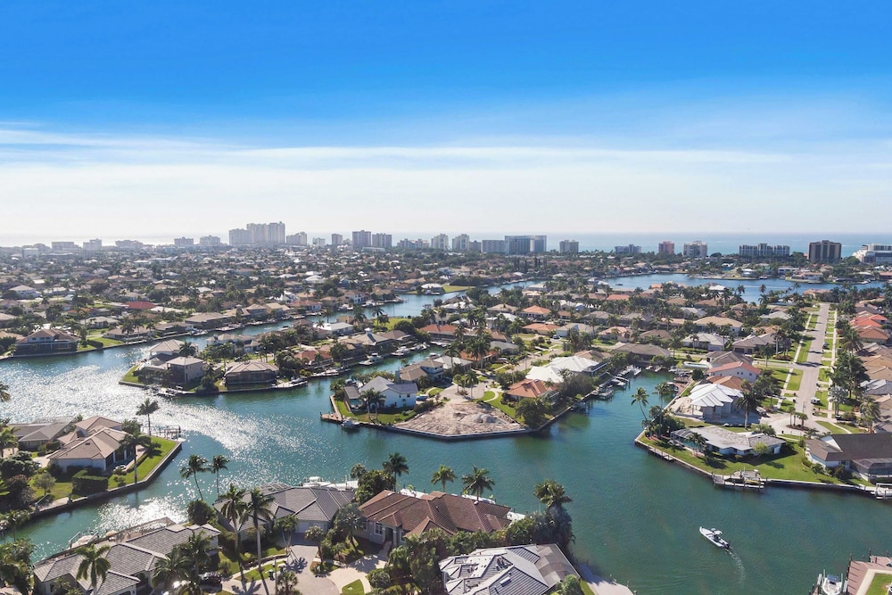Marco Polo by Avantstay Waterfront 5bdr, Pool, Spa, Fire Pit, Walk to Beach