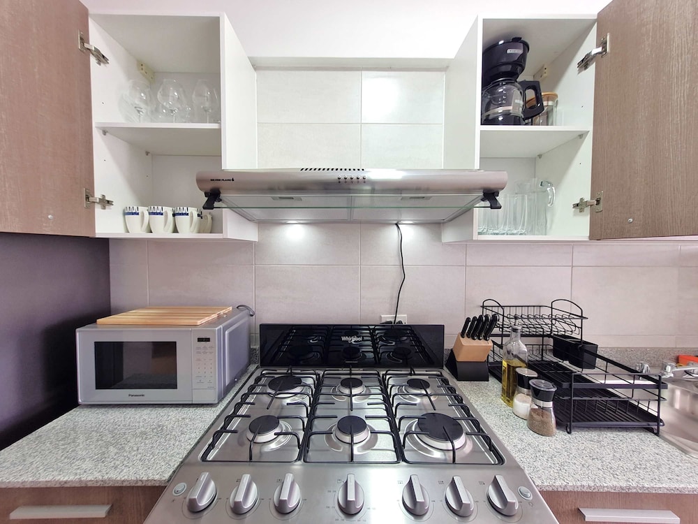 w Modern 2BR In La Cresta