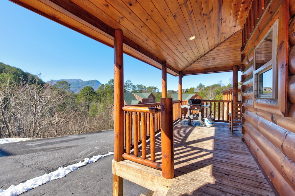 Chilling Bear Lodge