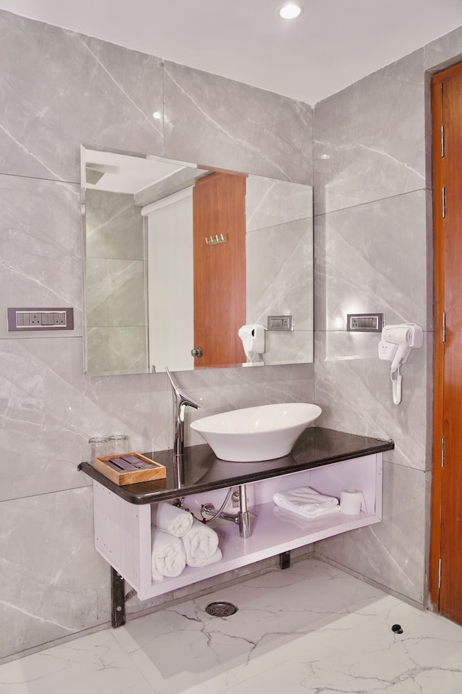 Le OVAL Hotel & Resorts