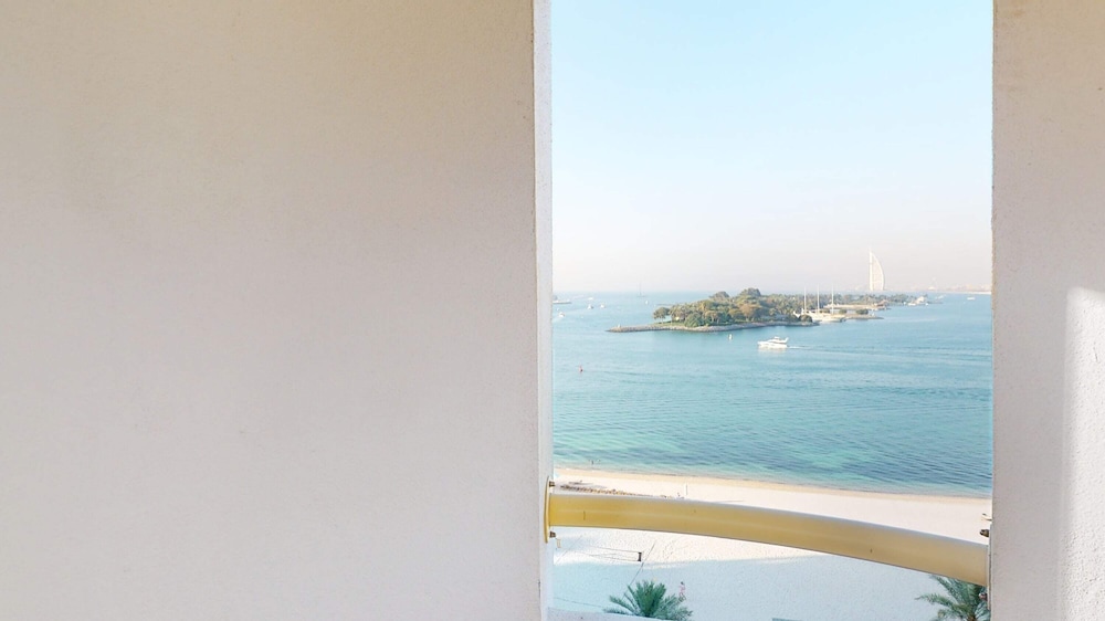 Al Dabas Beach Views 3BD Sleeps 6 Beachfront Beach Pool Access