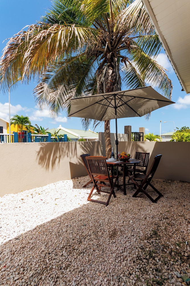 Las Palmeras Apartments