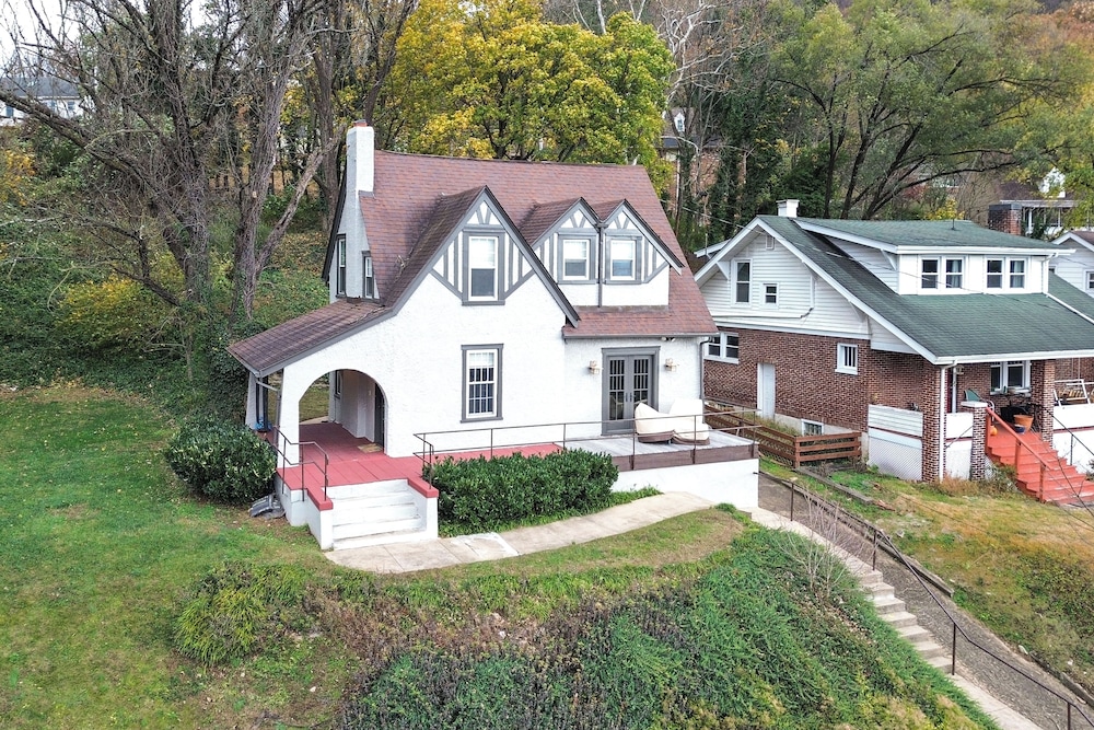 Walk to Roanoke River Greenway: Mountain-view Home