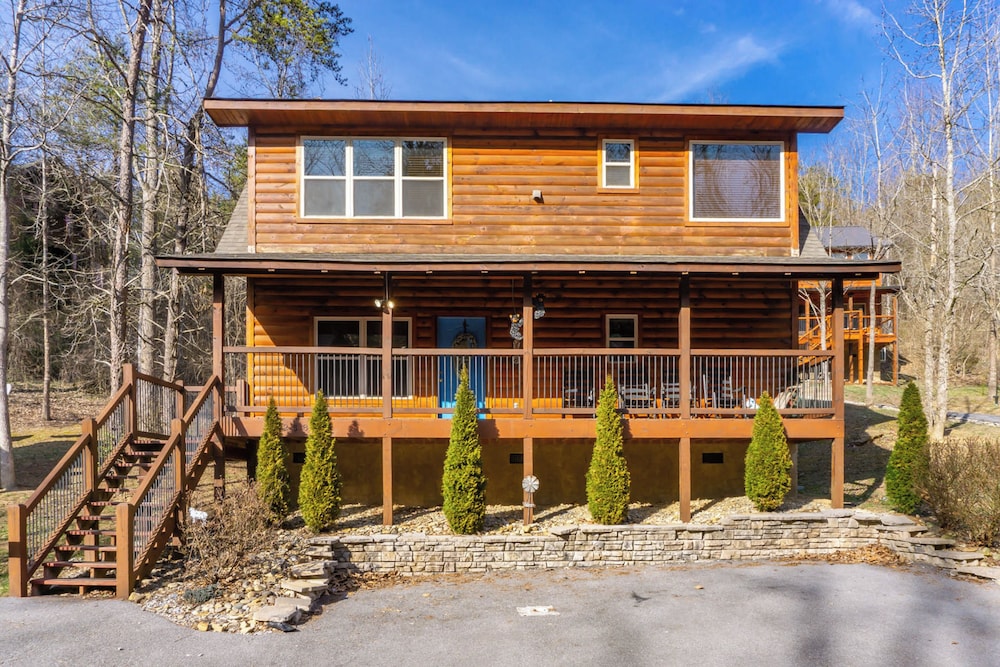 2 BR Pigeon Forge Home w/ Porch & Hot Tub