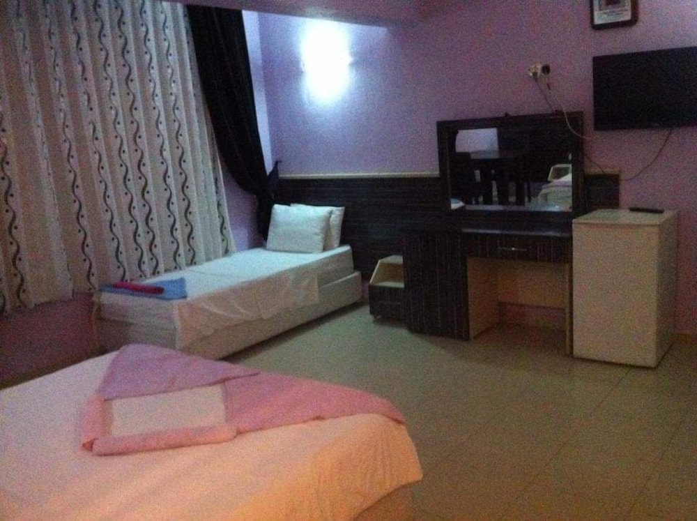 Hole Hotel