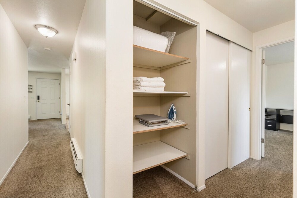 Family-friendly 2BR Home in Lynnwood w Parking