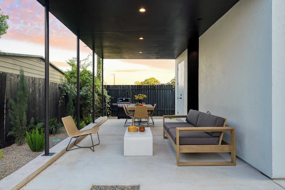 Modern East Austin Home w/ Pool, Near Downtown & Lady Bird Lake Casa 1803 by Avantstay
