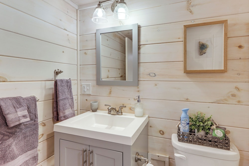 3 Mi to Dtwn: Blue Ridge Cabin w/ Hot Tub & Views
