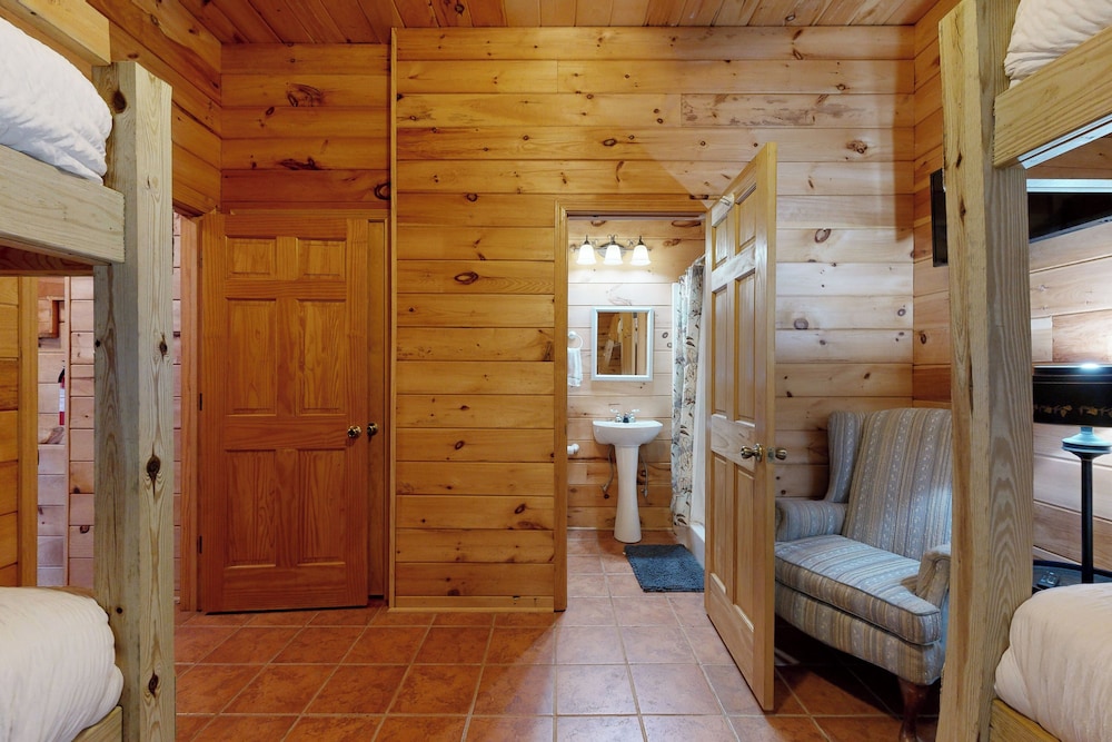 2BR House w/ A/C & Games, Close to Lake