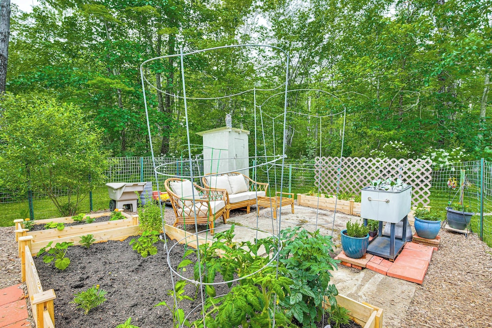 3 Mi to Kent Falls: Nature Escape w/ Deck & Garden