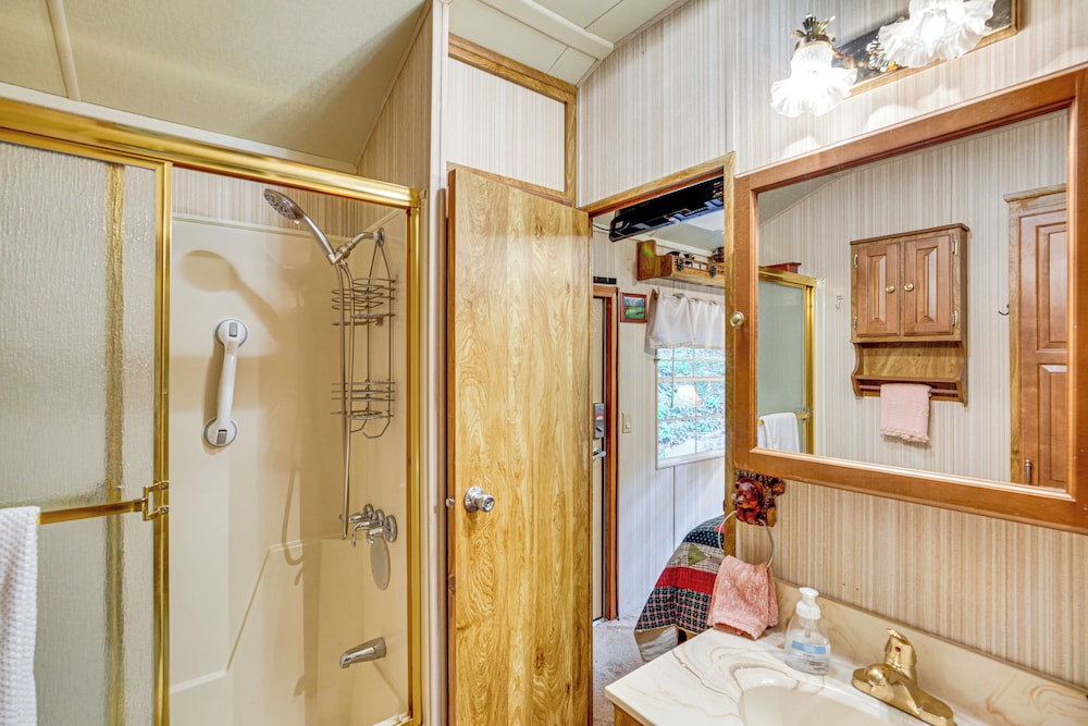 Hike, Swim, Ski & More: Pet-friendly Newland Home!