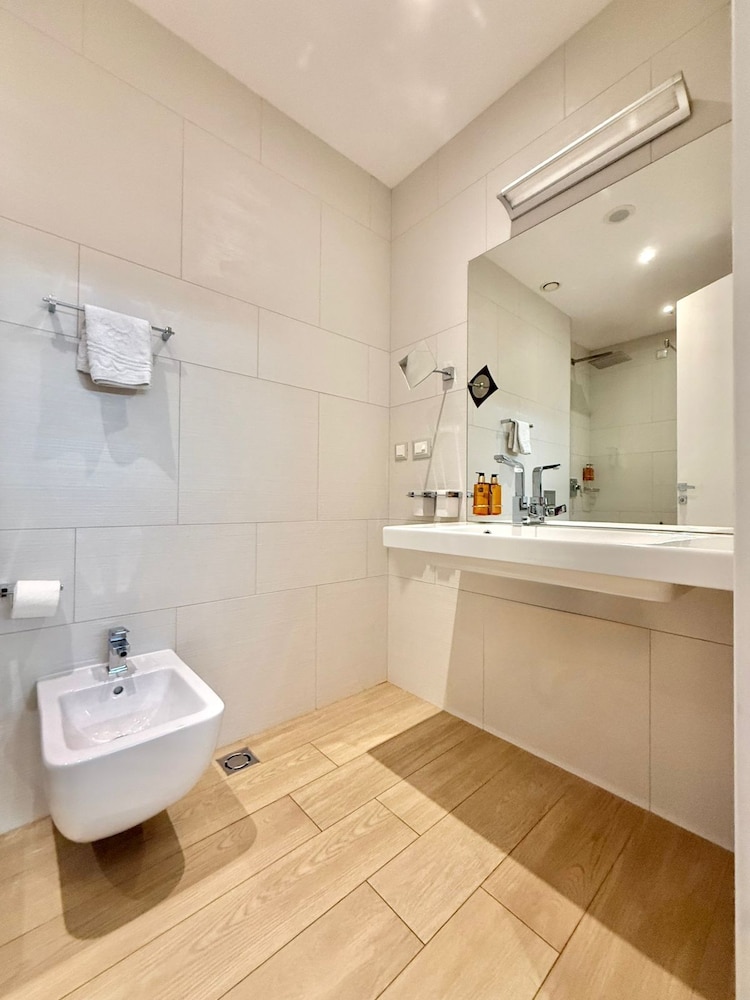 Condo Studio Plaza