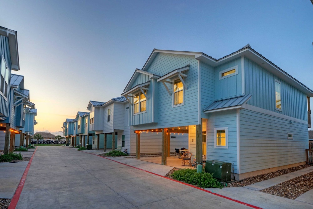 Luxury 4bdr Beach Retreat w/ Private Pool Walk to Dining + Shops Shore Thang