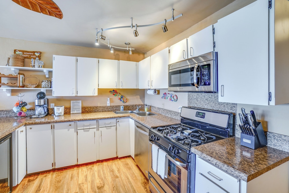 Kaunakakai Condo w/ Private Lanai & Ocean Views!
