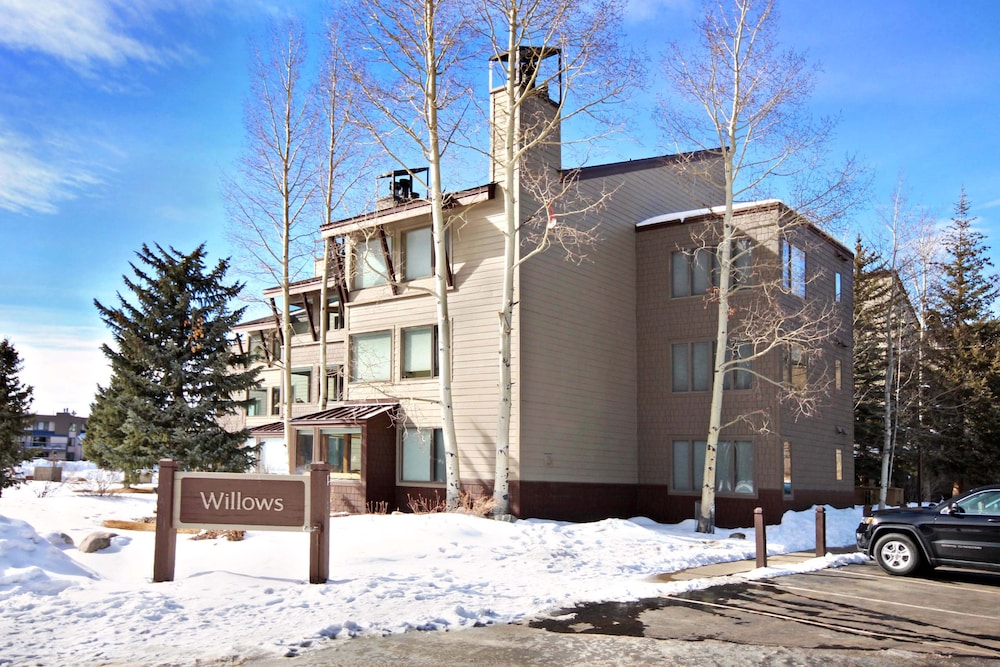 1710 The Willows 1 Bedroom Condo by RedAwning