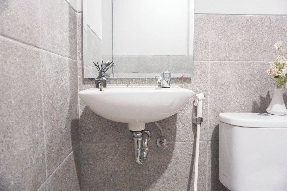 Cozy And Homey Studio At Riverdale Apartment