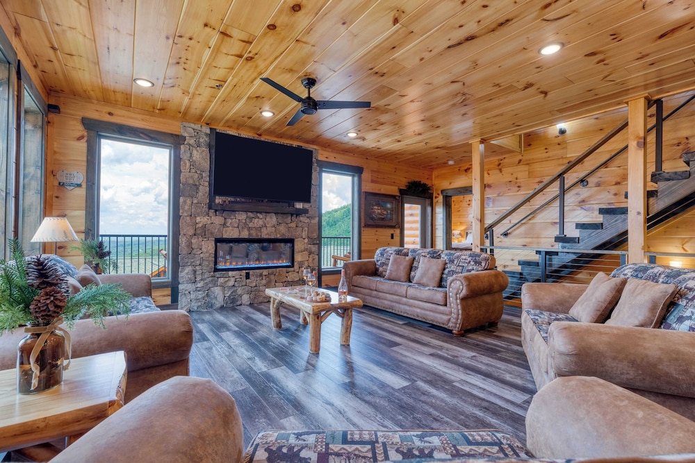 All Fun & Games by Avantstay Indoor Pool, Game Room, Theater, Mountain Views Near Pigeon Forge & Dollywood