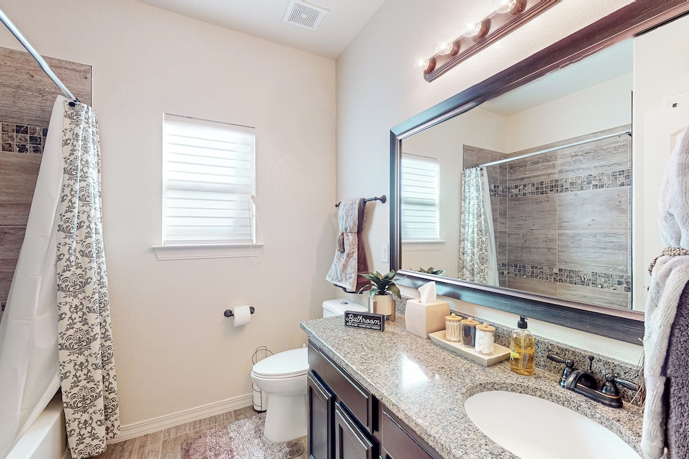 4BR w/ Private Yard, Outdoor Games, Grill, & W & D