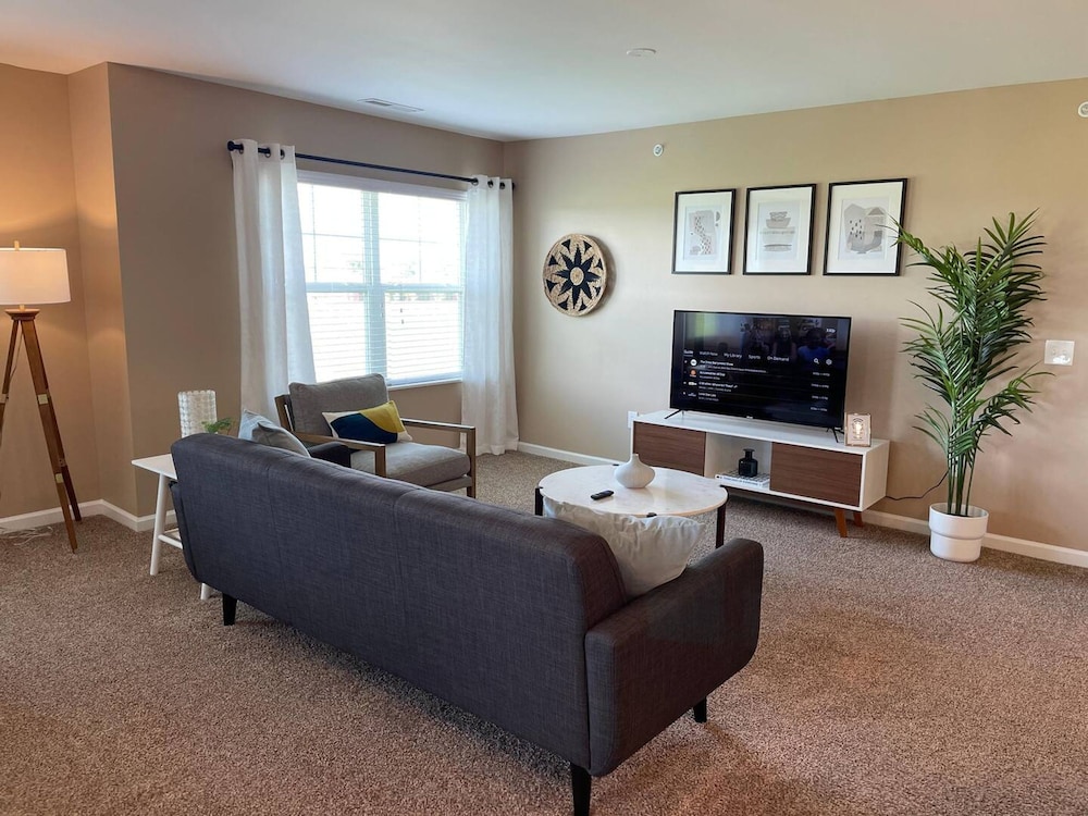 Cozy Dublin Penthouse 2BR W D Wifi