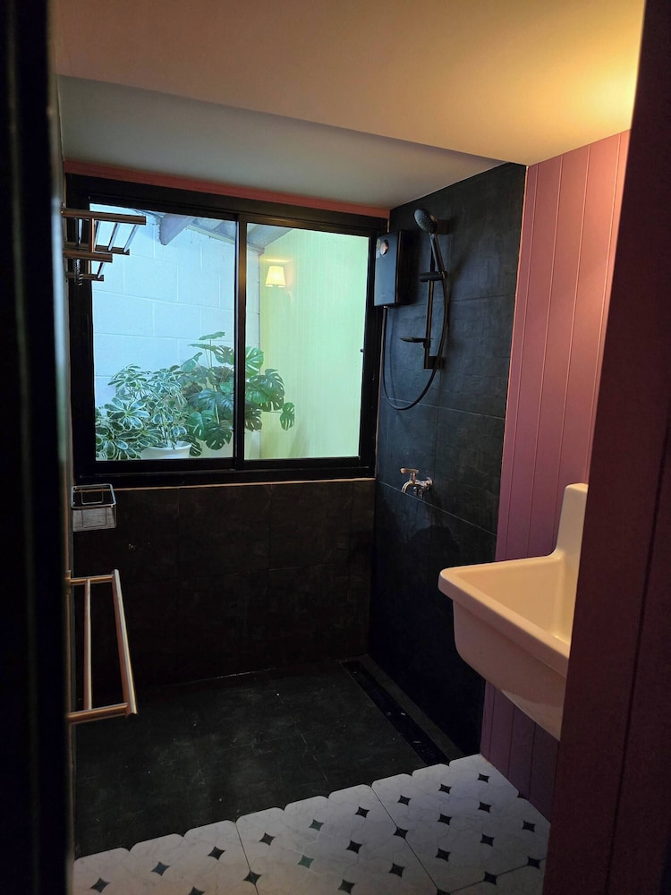 Homey Home UP Themed Near MRT Samyot