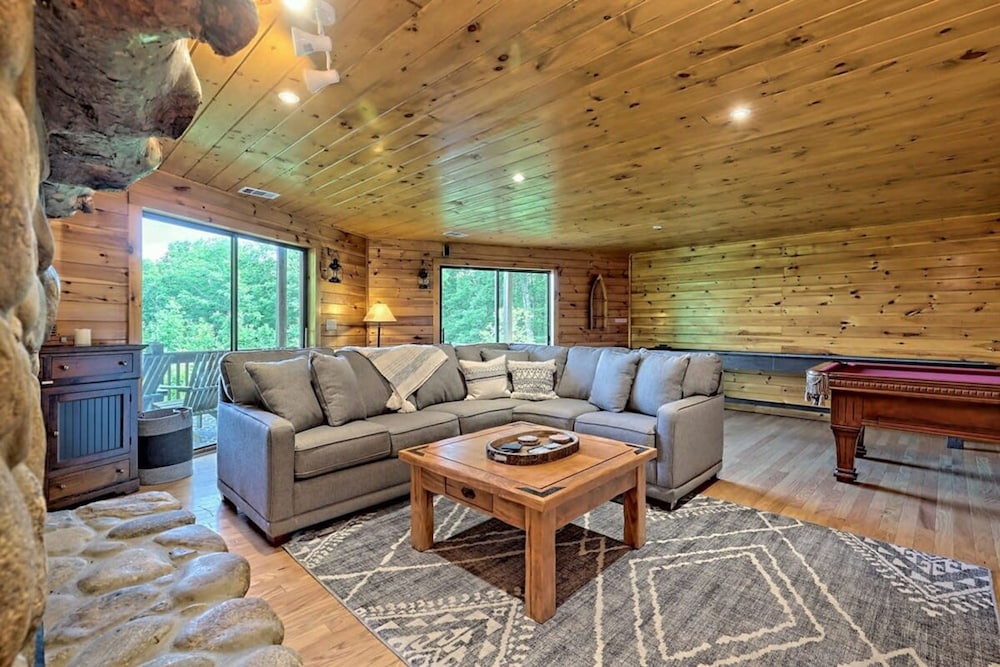 Hot Tub 3 Fireplaces Mountain Views Game Room