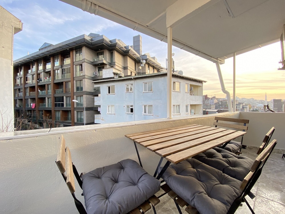 Central and Charming Flat With Balcony in Sisli