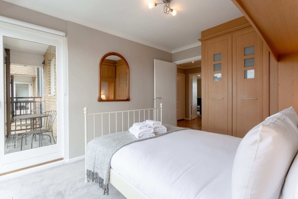 Bright, Modern One-bed With Stunning View of Thames