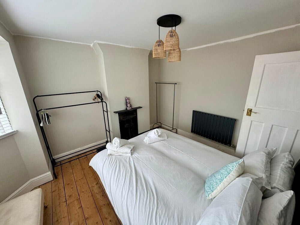 Cosy 2 Bedroom Home With Parking Near City Centre