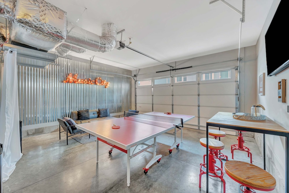 Rooftop Deck Grill Ping Pong Near Downtown Nashville