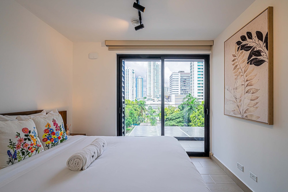 w Beautiful 1BR w Perfect Balcony View