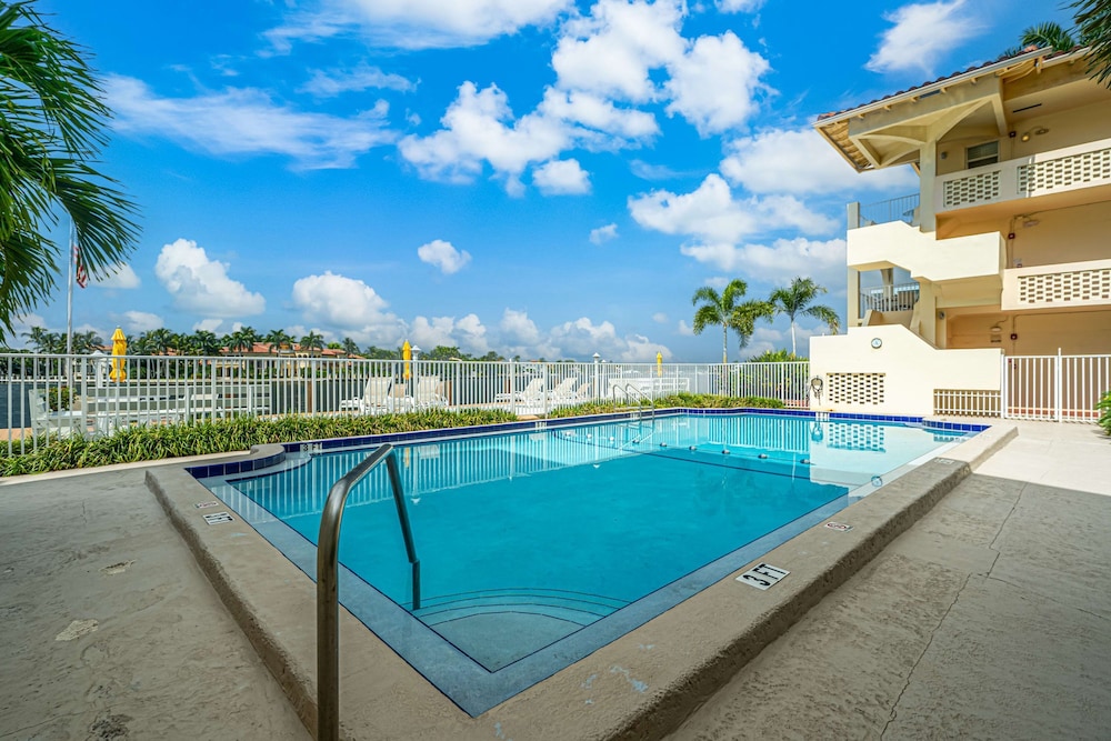 Walk to Ft Lauderdale Beach - Water Views Pool