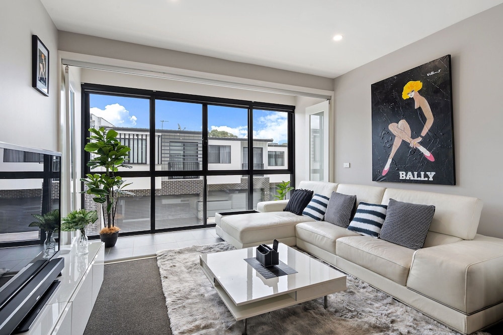 Modern 3-bedroom Townhouse in Quiet Greenway