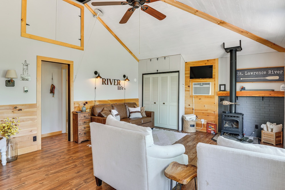 Fishing & Boating Paradise: St Lawrence River Home