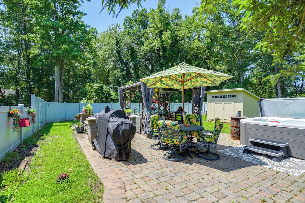 Outdoor Oasis + Hot Tub: Maryland Home w/ Bar!