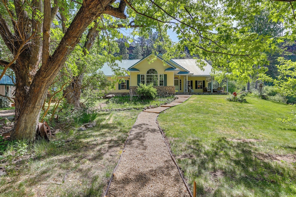 Riverfront & Lake Retreat: 17 Mi to Lucky Peak!