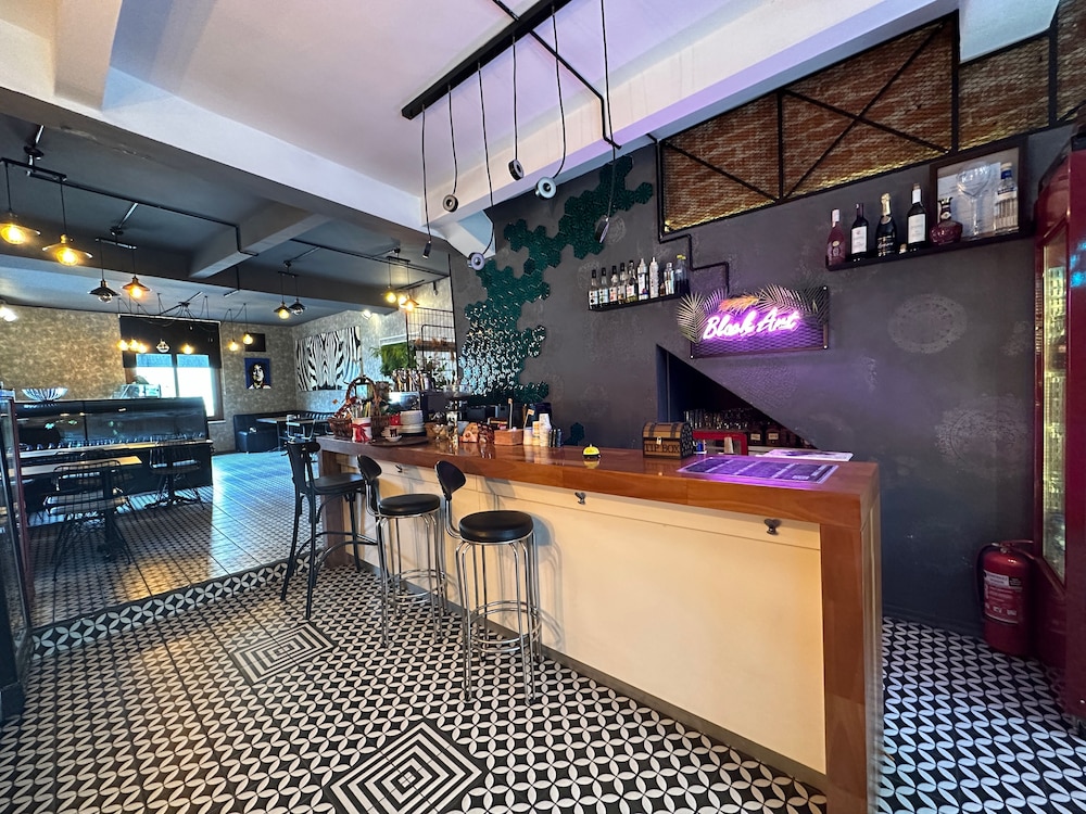 Black Art Otel - Image 20