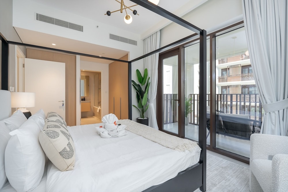 Elegant 4-bedroom Apartment Perfect for Families in Dubai Creek Harbour