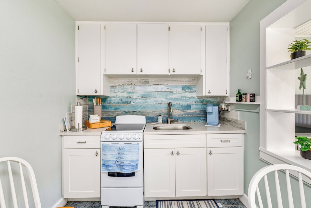 1 Mi to Upham Beach Park: Cozy St Pete Beach Apt!