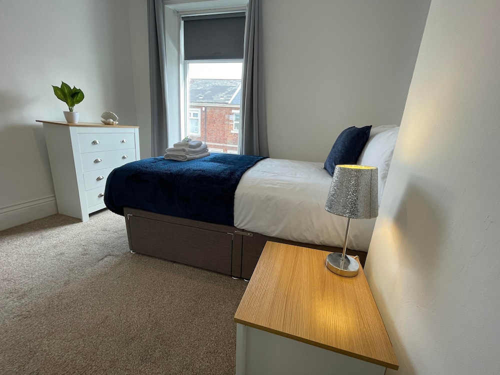 Lovely 3 Bedroom Apartment In Newcastle Upon Tyne With Free Parking view 2