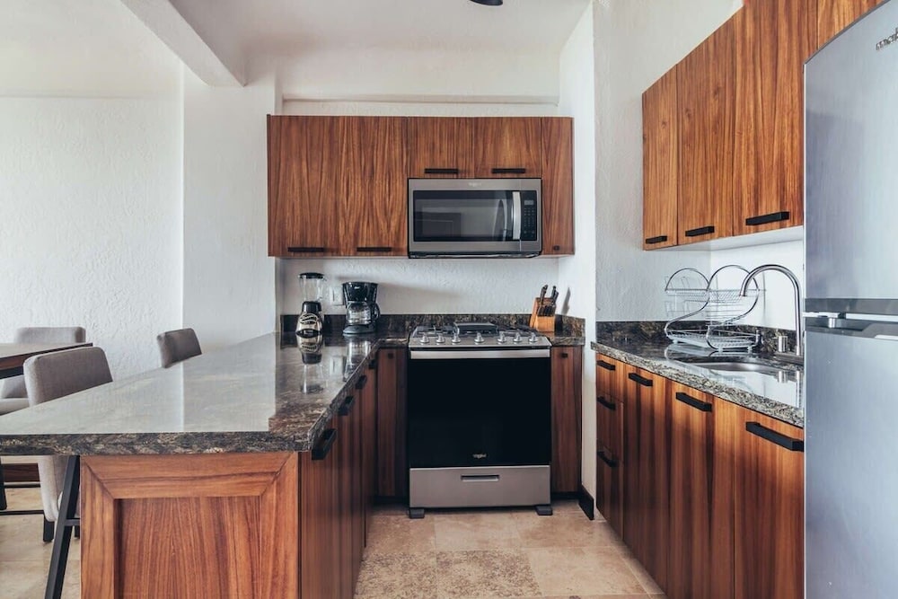 Ocean View 1Br Condo-balcony-beach-pool - 502