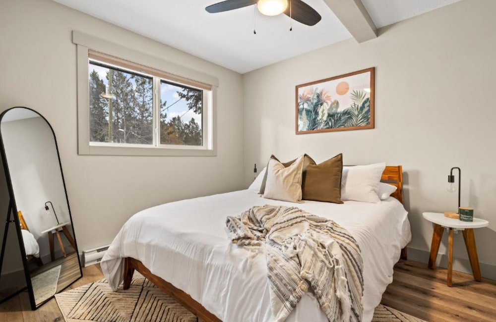 Evergreen Escape No Service Fees Fireplace