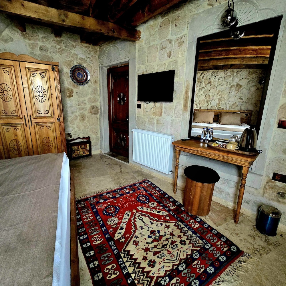 Arkelas Cave House