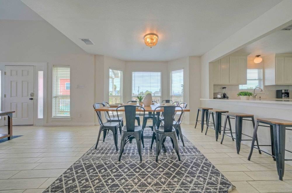 Sleeps 20! 2 Homes Near the Beach, Private Pools, Gameroom, Large Family Retreat