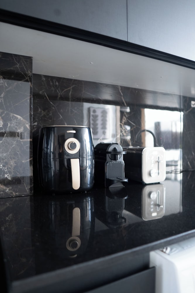 Grapeful Stay – Luxury Hostel Binghatti Avenue Tower Al Jaddaf
