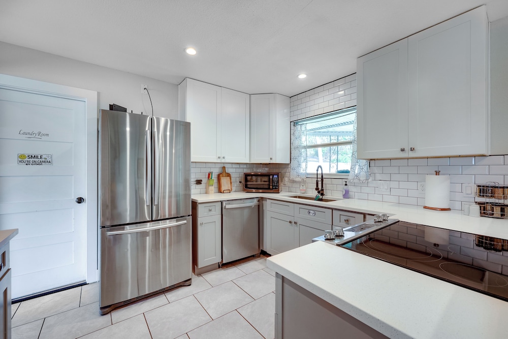 San Antonio Home, 2 Mi to Airport - Pets Welcome!