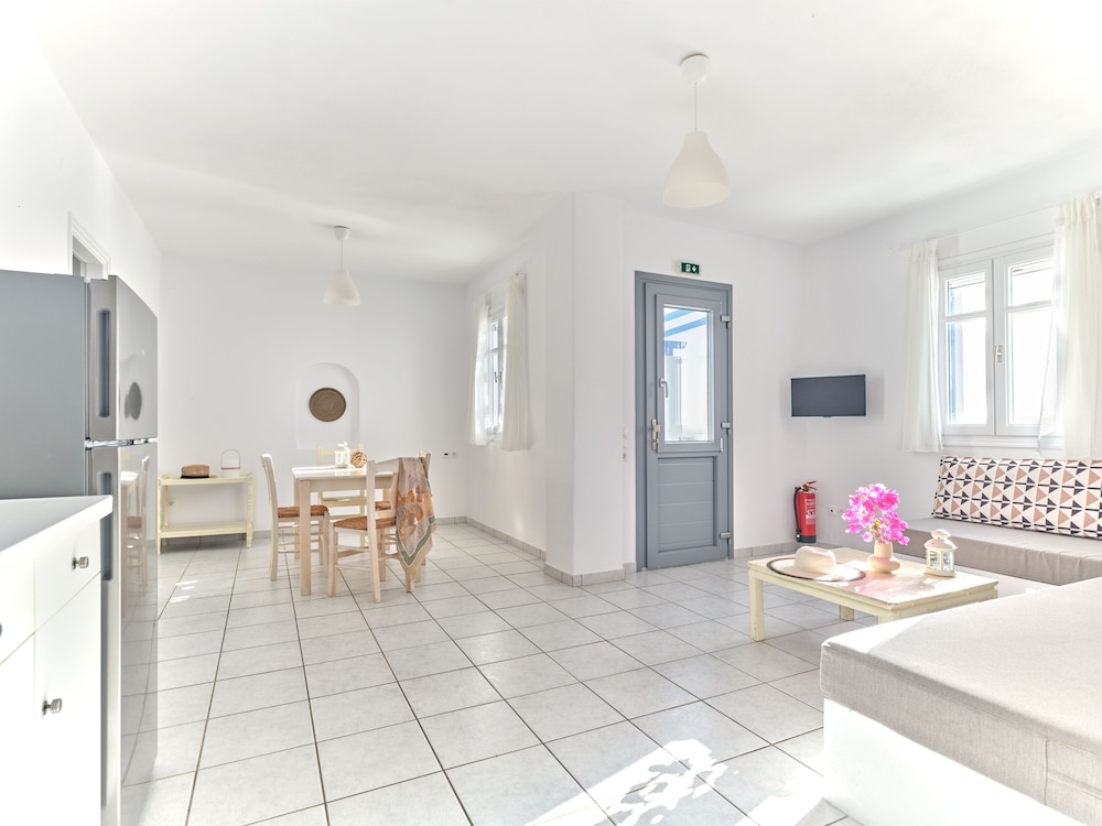 Cleopatra Seaside Homes Paros
