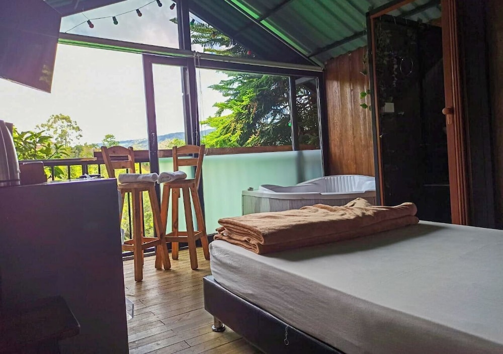 Lakeview Cabin with Jacuzzi in Guatapé